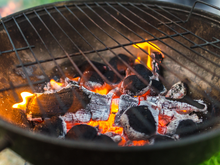 Carne grudando na grelha? Esse truque com vinagre vai salvar o seu churrasco