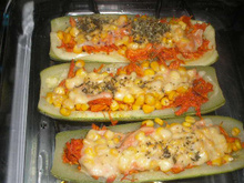 Abobrinha recheada de frango com queijo