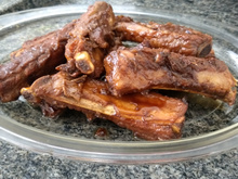 Costelinha de porco com molho de Shoyu e cebola