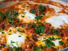 Receita perfeita para quem quer comer mais proteína sem usar whey: receita de shakshuka com feijão branco e queijo cottage