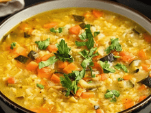 Nesse frio, nada mais gostoso do que jantar uma canja de galinha cremosa e quentinha, e o TudoGostoso tem a receita perfeita!