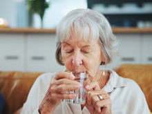 O número varia de acordo com a idade: aqui está a quantidade de água que as pessoas com mais de 55 anos devem beber por dia