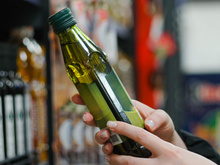 Azeite de oliva vai continuar caro em 2024? TudoGostoso explica aumento absurdo no preço