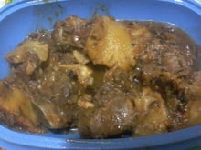 Costela na panela de pressão com fatias de abacaxi