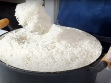 Aprendi como fazer um arroz branquinho e soltinho em grande quantidade igual de restaurante (e o arroz ainda rende 3 vezes mais!)
