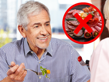 6 alimentos que todo homem com mais de 50 anos deve evitar comer - e por quê