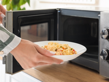 4 truques simples para esquentar a comida sem ressecar, usando o micro-ondas ou o fogão