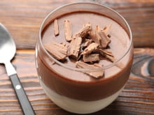 Metade chocolate, metade baunilha: esse pudim de dois sabores vai roubar a cena na sobremesa