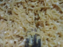 Macarrão instantâneo com queijo ao shoyu