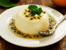 Panna cotta de chocolate branco com calda de maracujá surpreende com dulçor e acidez na medida certa: sobremesa cremosa para momentos especiais