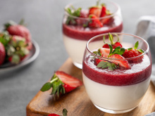 Eu ia fazer essa sobremesa só no Natal, mas não aguentei esperar: mousse Ninho com cobertura de geleia de morango