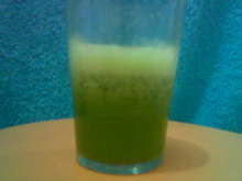 Suco de abacaxi com couve e limão
