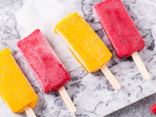 Leve e refrescante: 5 receitas de picolé sem açúcar para fazer em casa e espantar o calor