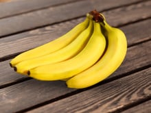 As bananas ficam frescas por semanas e não escurecem se forem guardadas junto com um utensílio doméstico simples