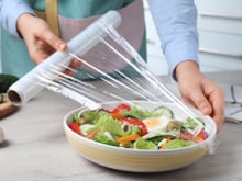 Nunca mais perdi a ponta do plástico filme depois que aprendi esse truque simples (não é na geladeira!)