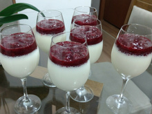 Mousse de iogurte com geleia de morango
