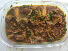 Galinha d'angola ao molho com azeitonas verdes