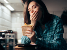 Os piores alimentos que você pode comer antes de dormir que vão arruinar a seu sono