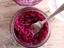 Repolho é o alimento de 2026 e aqui está uma ótima maneira de preparar esse vegetal para usar na salada, no sanduíche ou com o que quiser