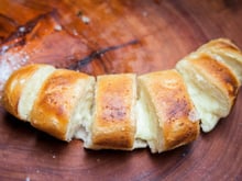 Ninguém acredita que esse pão de alho incrível é feito em casa: segredinho de família revelado