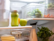 O segredo dos restaurantes (MUITO SIMPLES!) para resolver o cheiro ruim dentro da geladeira