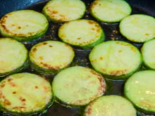 O segredo para a abobrinha não ficar aguada na frigideira está em um passo que muita gente ignora