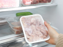 Aprendi como descongelar frango rapidamente (inteiro e em pedaços) com especialistas em segurança alimentar