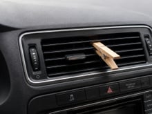 Prender um pregador de roupa de madeira no ar condicionado do seu carro: para que serve e por que é recomendado para melhorar o controle climático