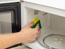 Nem detergente, nem desinfetante: o TudoGostoso revela 4 dicas para limpar o micro-ondas