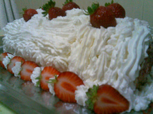Rocambole de morango com chantilly
