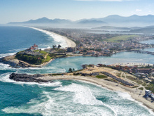 Verão em Saquarema/RJ tem shows e competições esportivas gratuitas; Dudu Nobre é o artista deste fim de semana