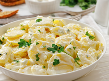 Este é o tempo máximo que você pode deixar a maionese de batata fora da geladeira, de acordo com especialistas em segurança alimentar