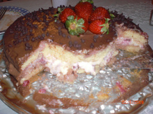 Bolo de morango com gotas de chocolate maravilhoso