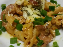 Penne com tirinhas de calabresa defumada ao molho branco e vermelho