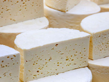 Se você adora queijo cheio de furinhos, talvez seja melhor reconsiderar: consumo esconde riscos REAIS à saúde!