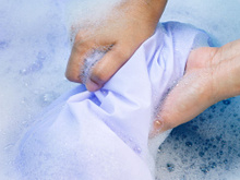 Testei esse truque caseiro e minhas camisetas ficaram sem nenhuma mancha de suor