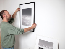 O que significa ter quadros ou fotos pendurados nas paredes de casa, segundo a psicologia