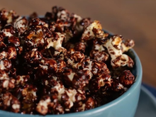 Bateu vontade de um docinho? Faça essa pipoca de chocolate do TudoGostoso que sempre dá certo