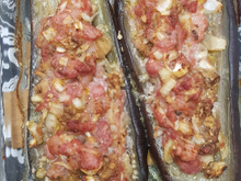 Berinjela recheada com linguiça coberta com queijo