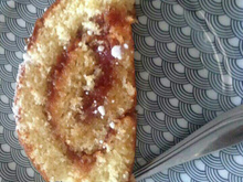 Rocambole com coco e geléia de goiaba