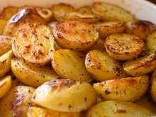 Batatas assadas perfeitas: o truque da água fervente que muda tudo