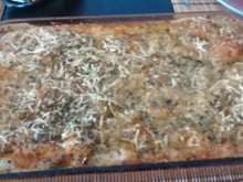 Lasanha com massa de pastel ao molho de ervas