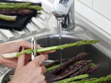 Como limpar aspargos: confira o passo a passo no TudoGostoso