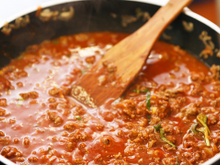 Adicionei essa fruta ao molho da carne moída: truque realça o sabor e transforma o prato caseiro com toque de chef