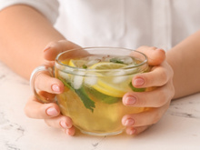 Nem todo chá precisa ser quente: 4 opções geladas dessa bebida para você se refrescar e aproveitar os benefícios