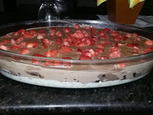 Sobremesa delícia de chocolate com morangos da tia Lany