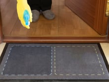Borrifar a porta da casa com vinagre branco, detergente líquido e bicarbonato de sódio - Por que recomendam isso e para que serve?