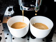 Prepare dois cafés de uma vez e faça cappuccinos cremosos nessa cafeteira com vaporizador pela metade do preço