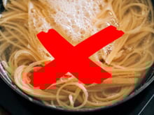 Por que você NUNCA deve colocar óleo ao cozinhar macarrão?