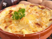 Aprenda como fazer gratinado de batata cremoso e fácil, uma alternativa deliciosa ao purê tradicional para a Páscoa